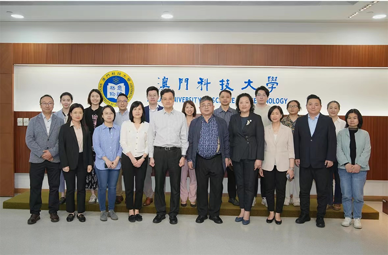 01專家團(tuán)與澳門科技大學(xué)領(lǐng)導(dǎo)合照.png