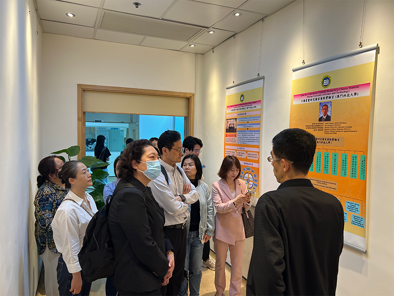 03專家團(tuán)參觀澳門科技大學(xué)中藥質(zhì)量研究國家實驗室.png