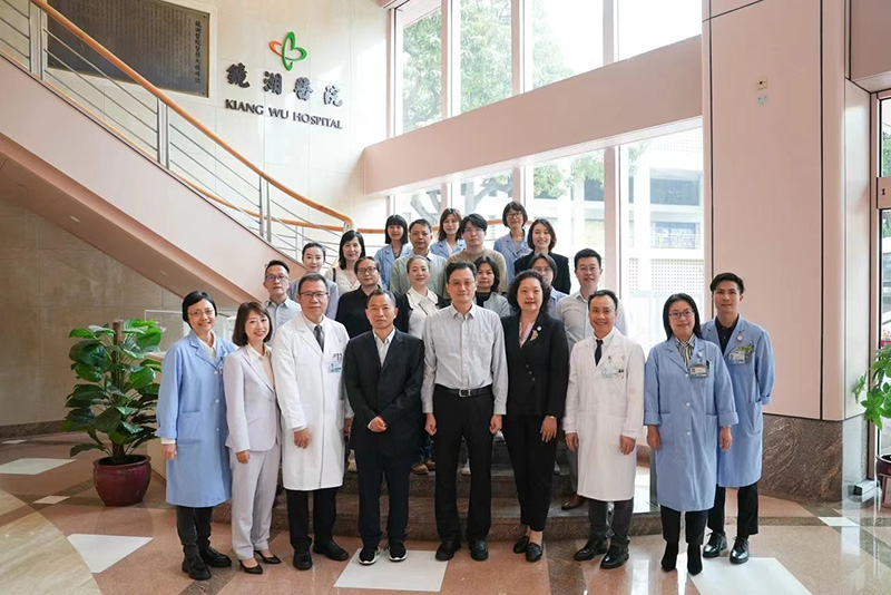 06專家團(tuán)與鏡湖醫(yī)院領(lǐng)導(dǎo)合影.jpg