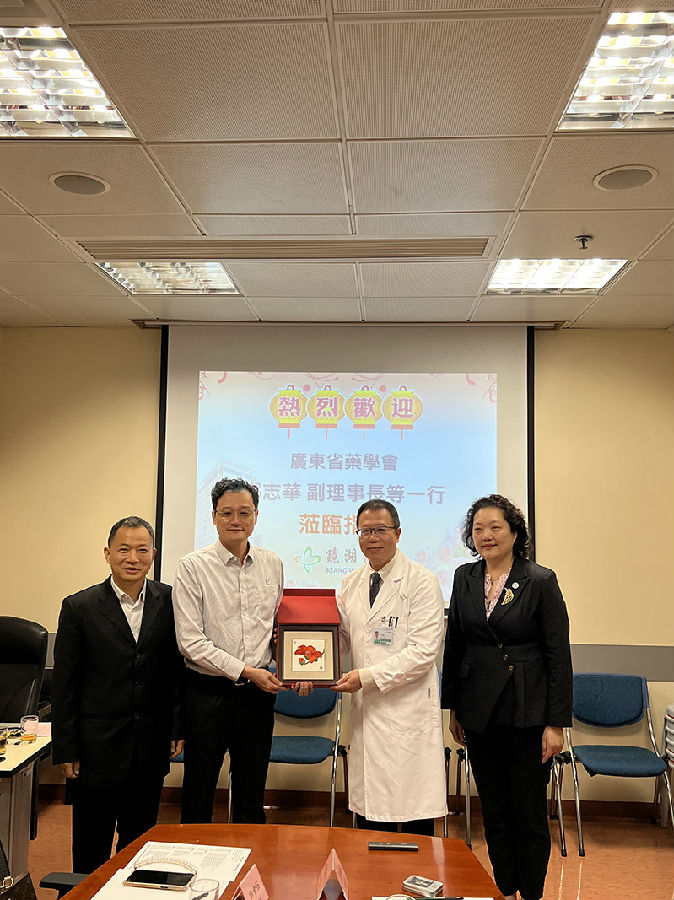 07專家團(tuán)與鏡湖醫(yī)院互贈紀(jì)念品.jpg