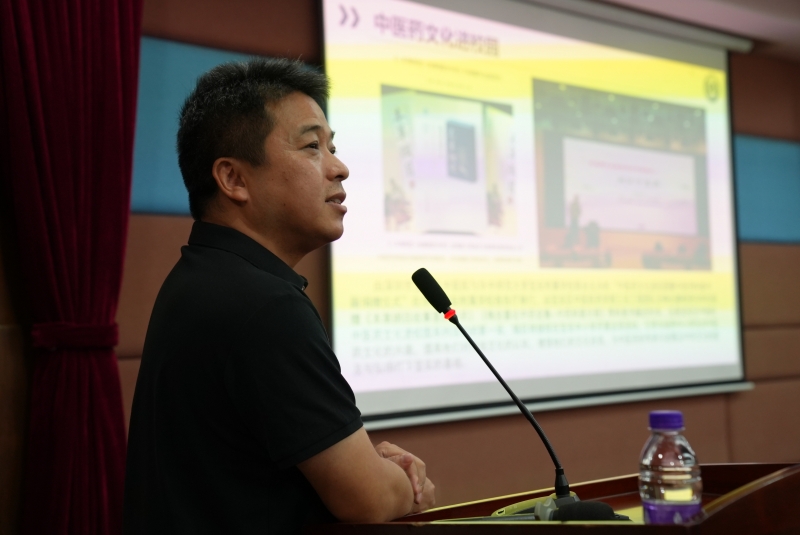 3 陳琴華教授作第三屆專委會工作總結報告_副本.jpg